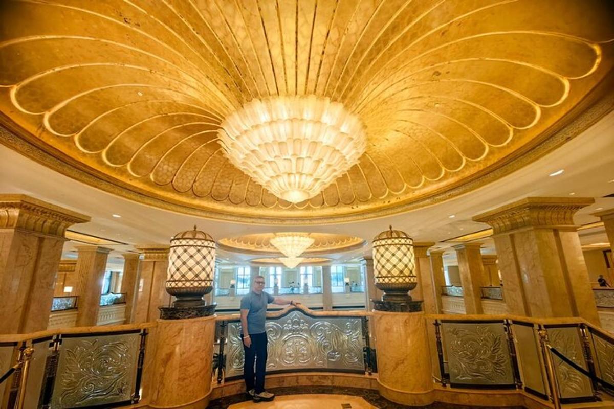 ein Mann steht in einer Lobby mit einer hohen Decke
