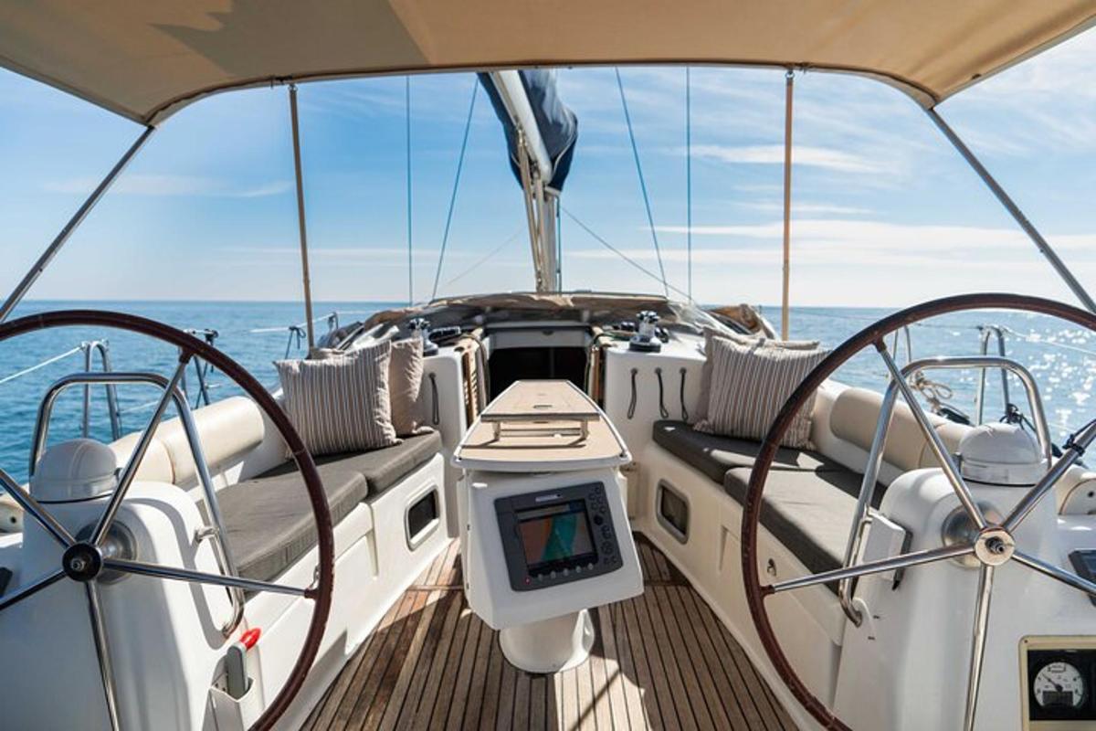 um barco com um monitor sentado no convés