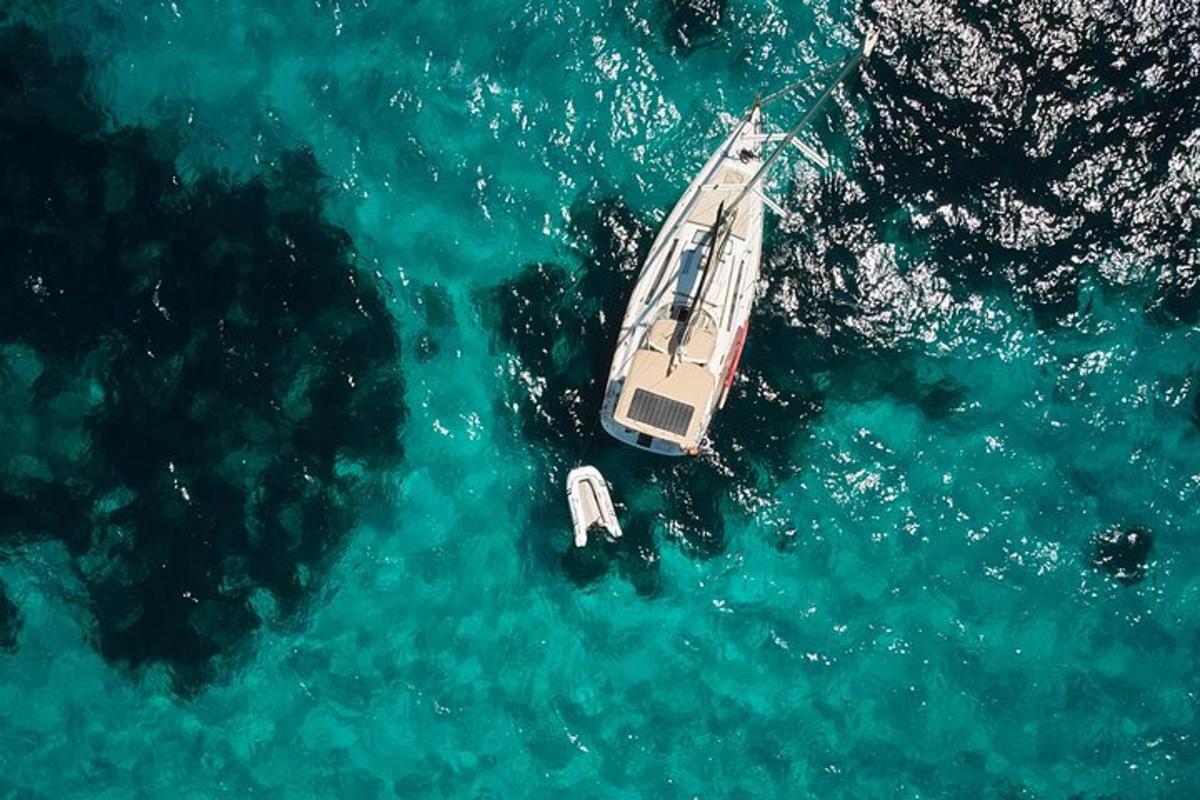 uma vista aérea de um barco na água