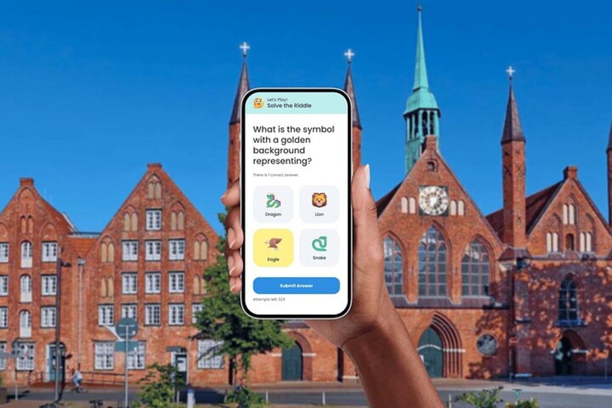 eine Person, die vor einem Gebäude ein Mobiltelefon hochhält