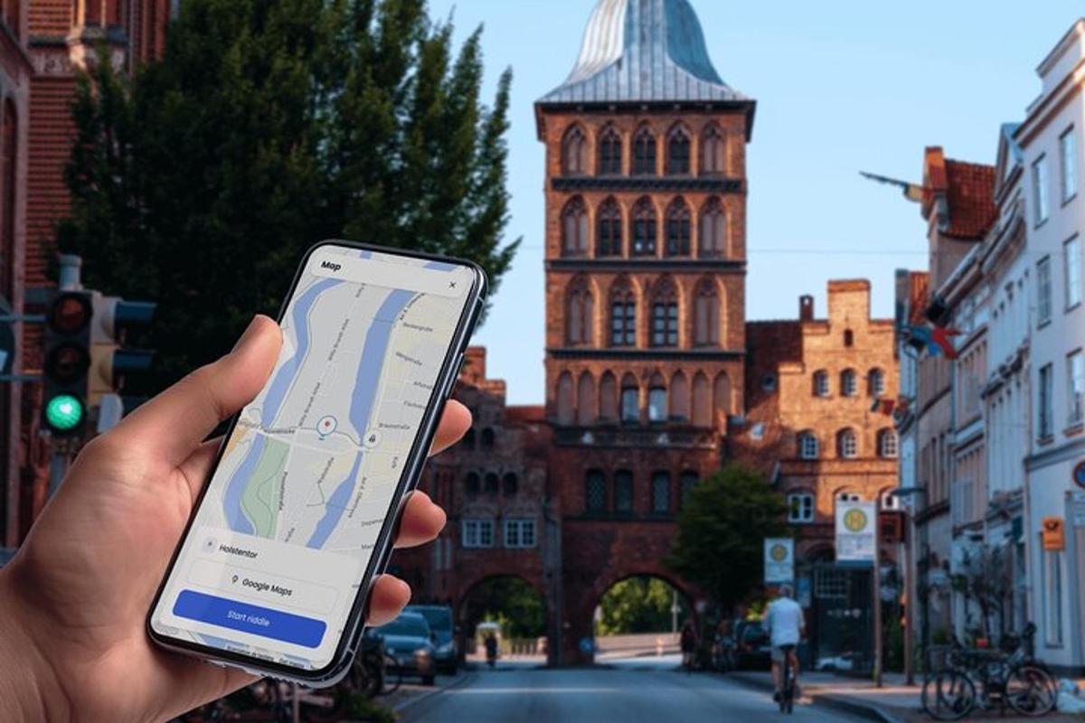 eine Person, die in einer Stadt ein Mobiltelefon hält