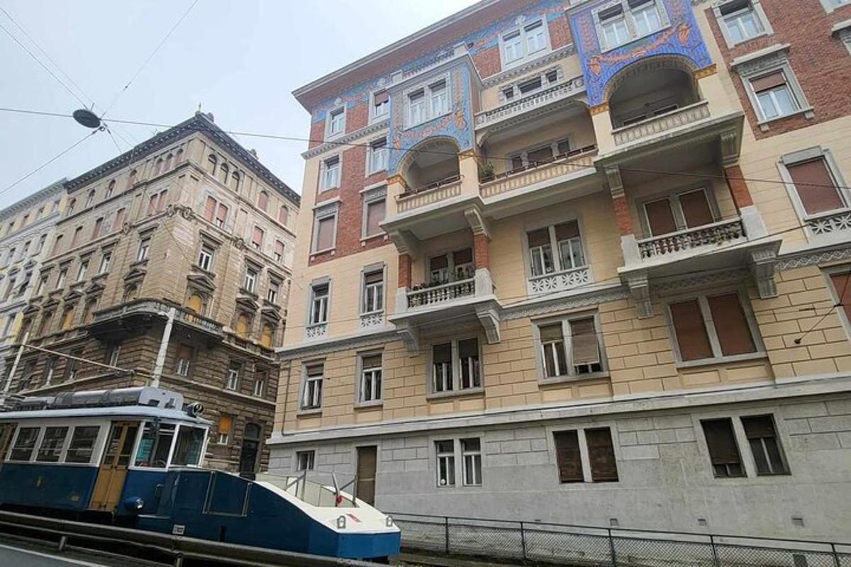 a boat is sitting in front of a building