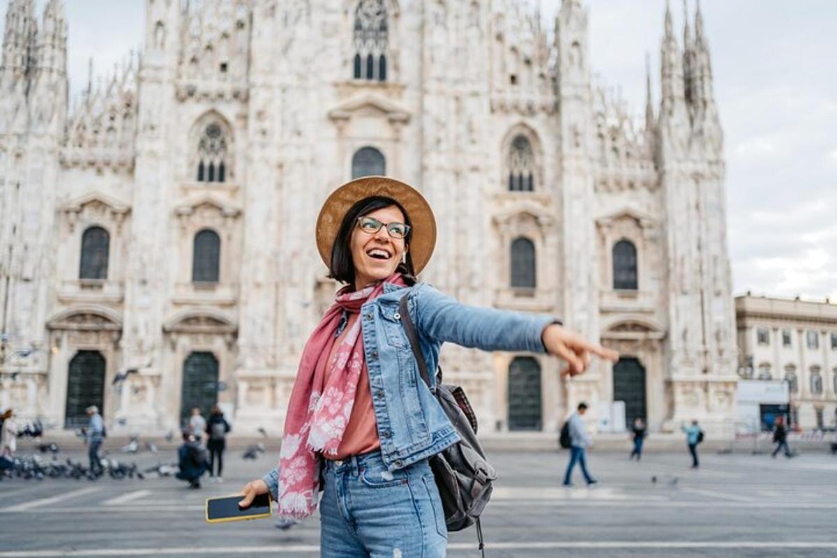 seorang wanita memakai topi berdiri di hadapan sebuah katedral