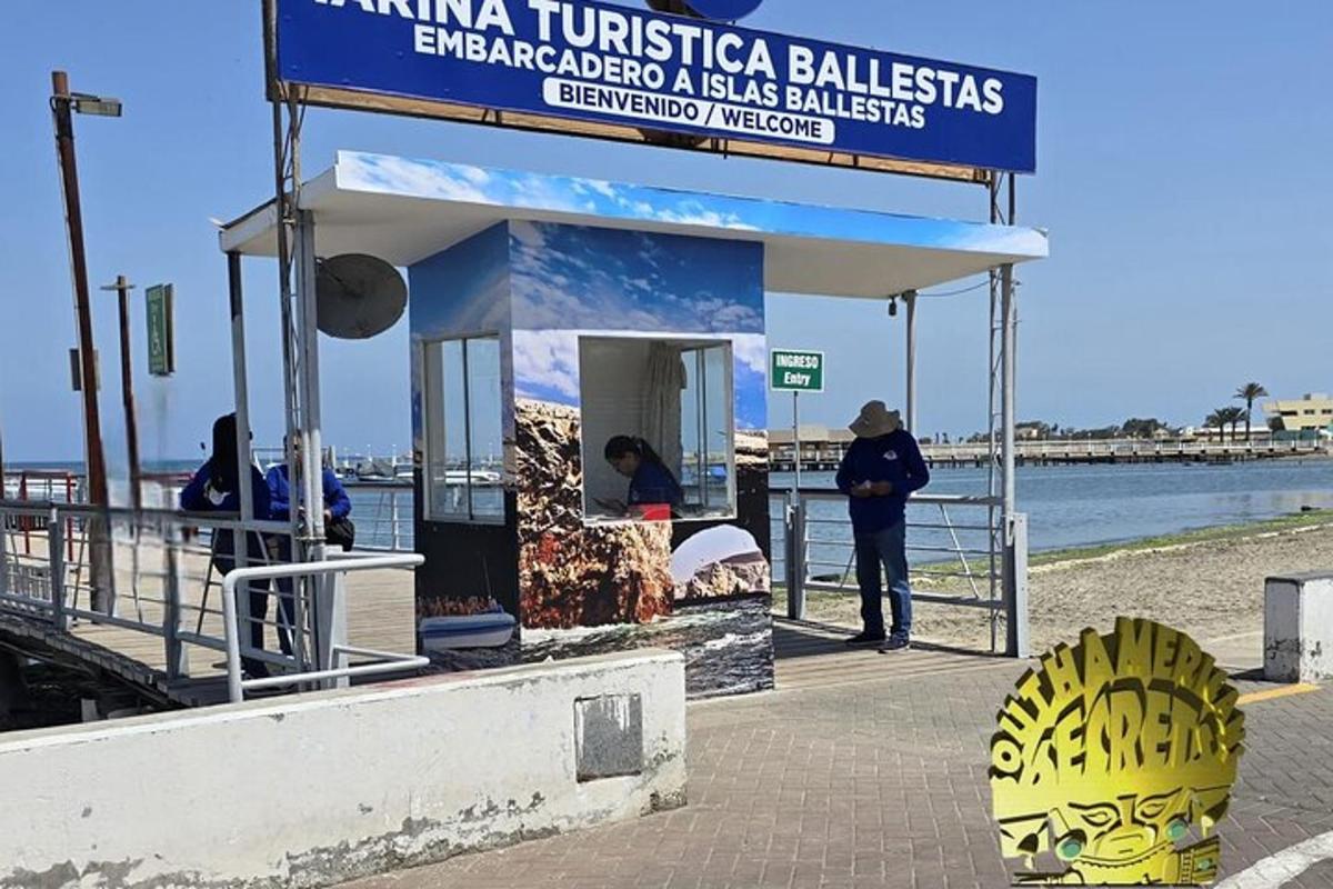 un uomo in piedi accanto a un edificio sulla spiaggia