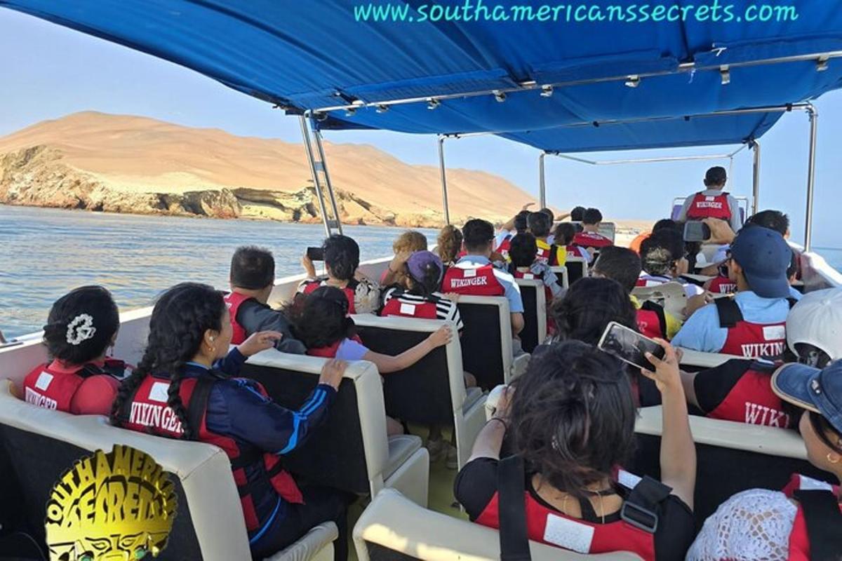 un gruppo di persone su una barca in acqua