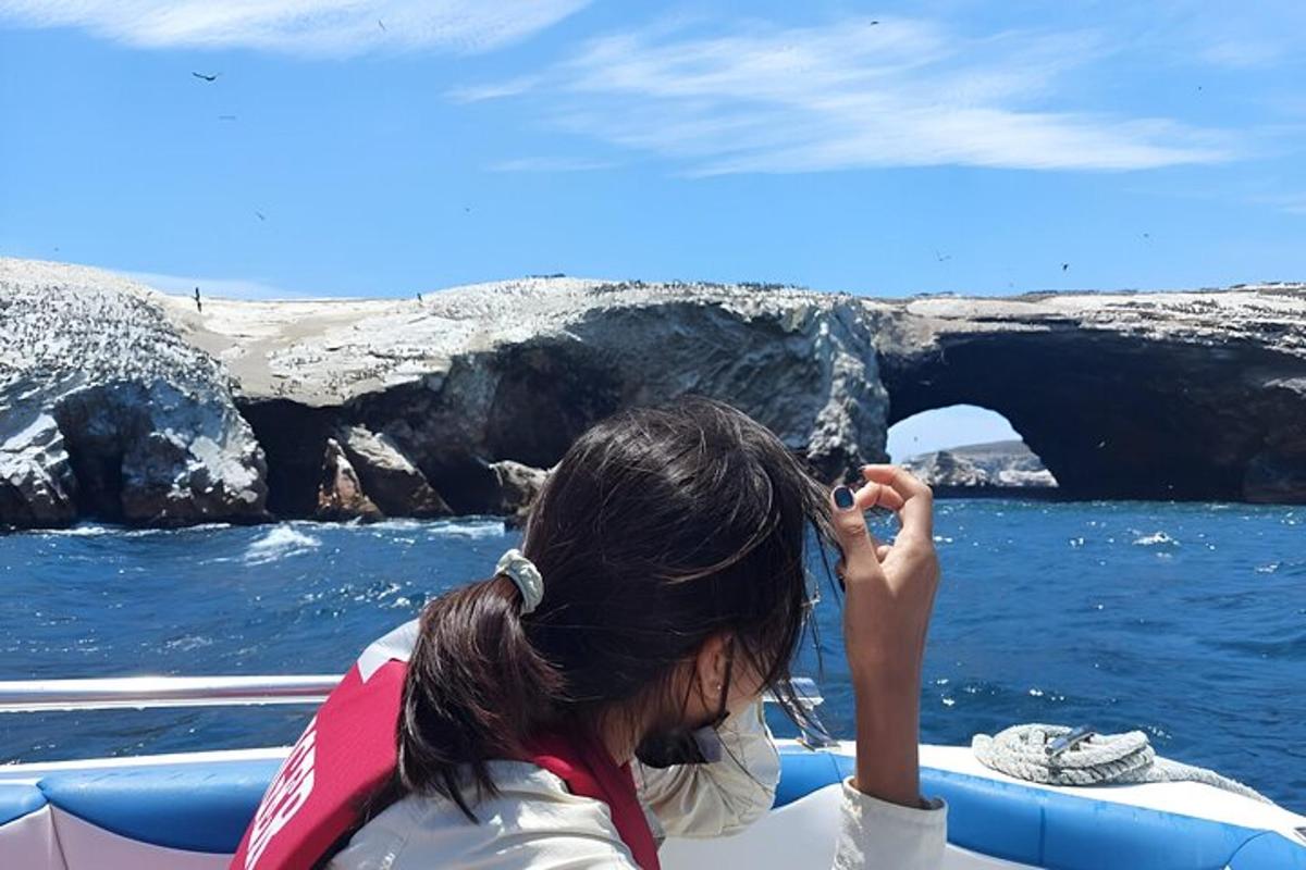 una donna su una barca in acqua con una grotta