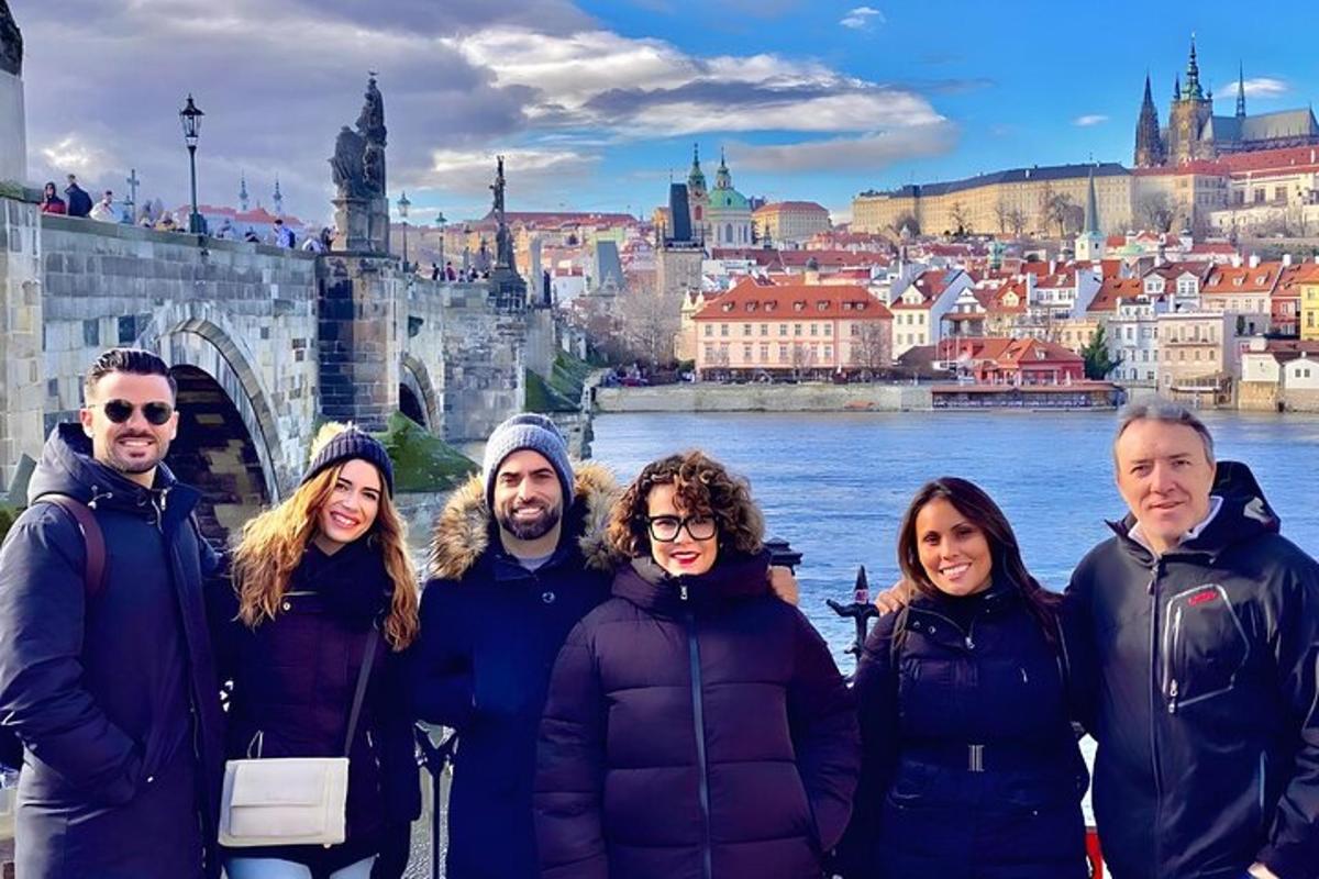 skupina lidí stojících před řekou