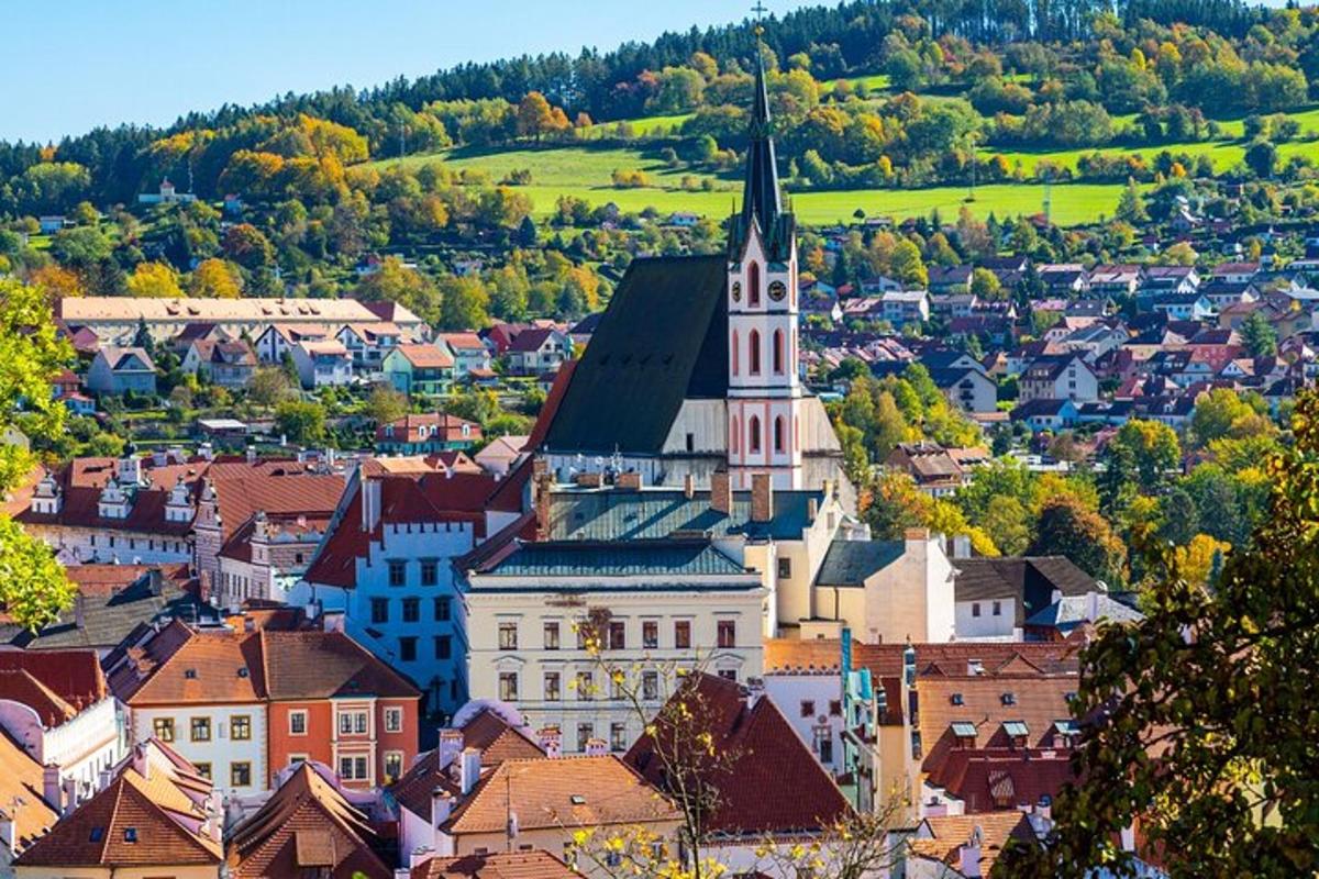Letecký pohled na město s kostelem