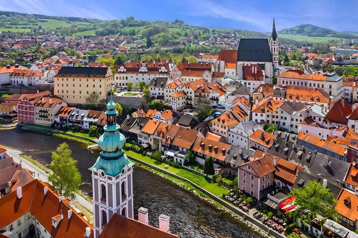 Letecký pohled na město s řekou a budovami