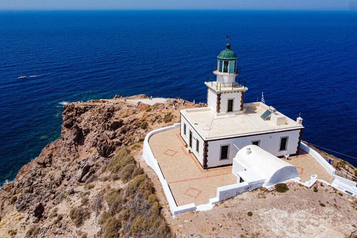 Ένας φάρος στην πλευρά ενός γκρεμού κοντά στον ωκεανό