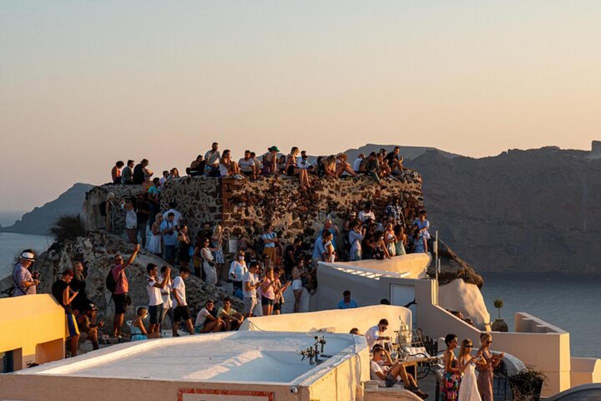 μια ομάδα ανθρώπων που στέκονται στην κορυφή ενός βουνού