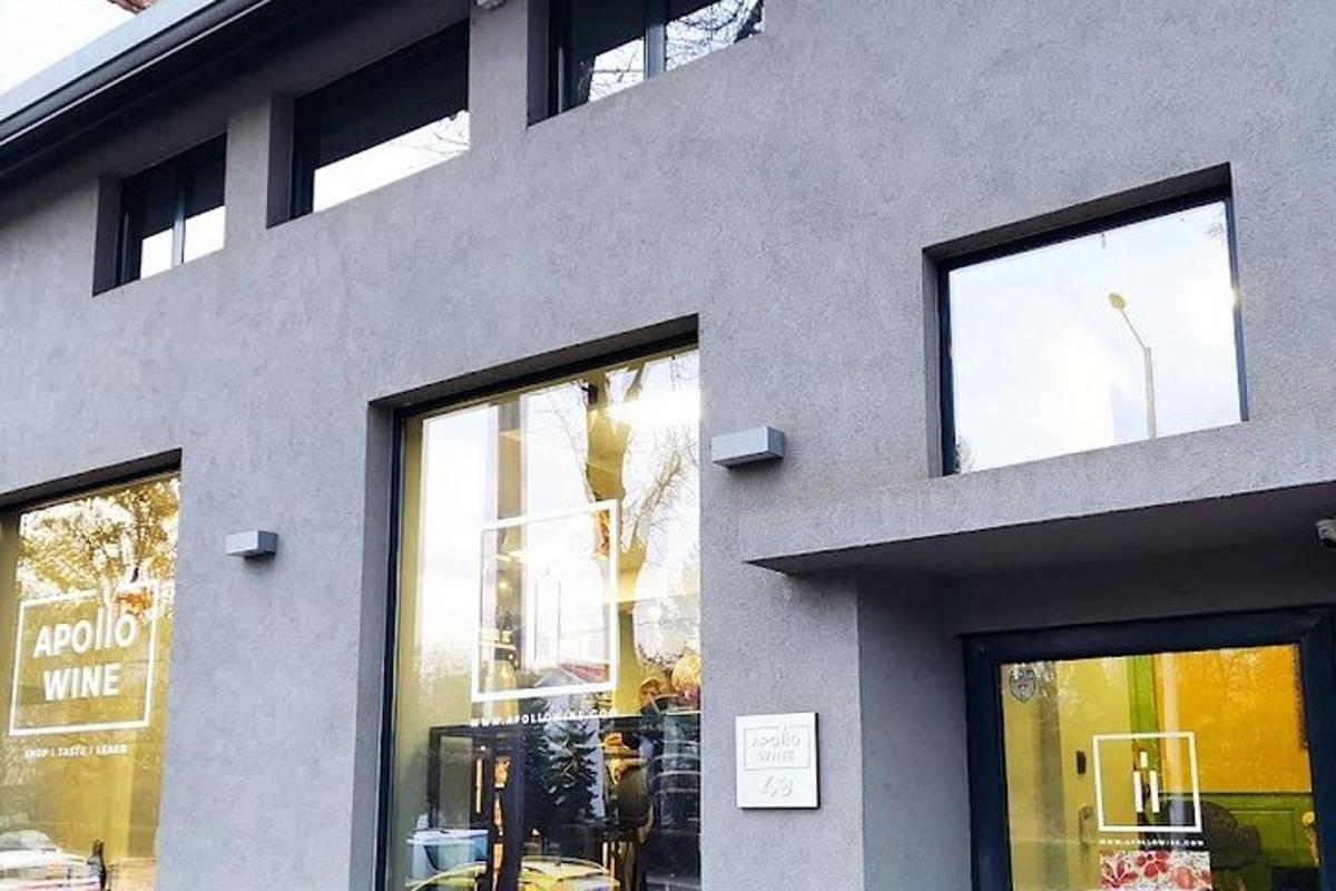 hall hoone akende ja kauplusega