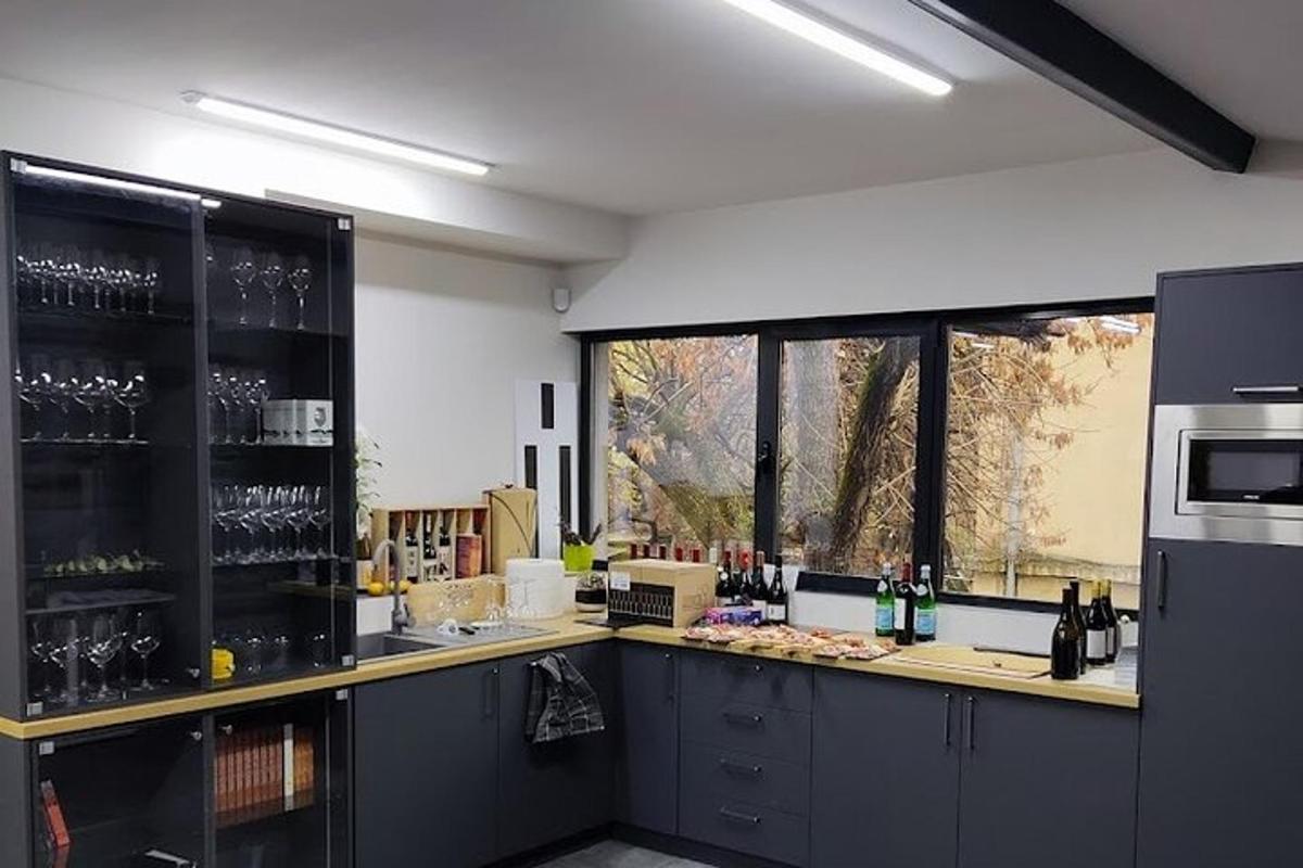 o bucătărie cu un blat cu pahare de vin