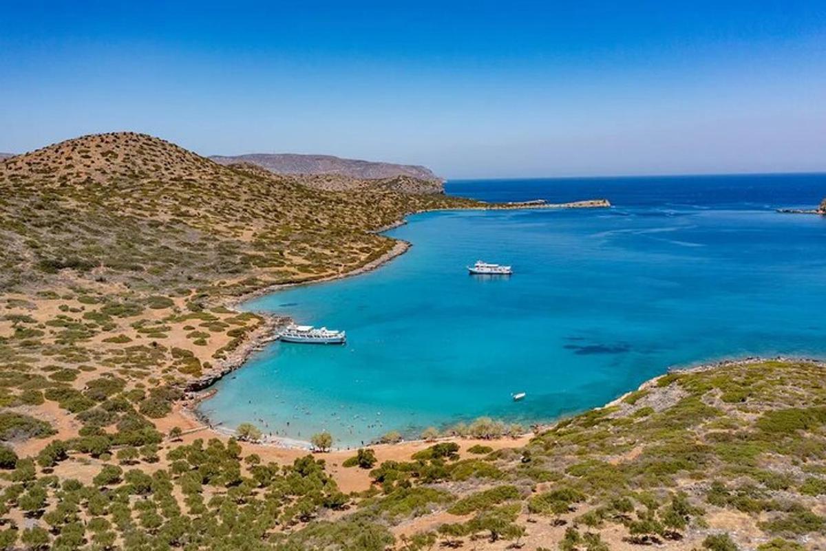 un grupo de barcos en una bahía en el océano