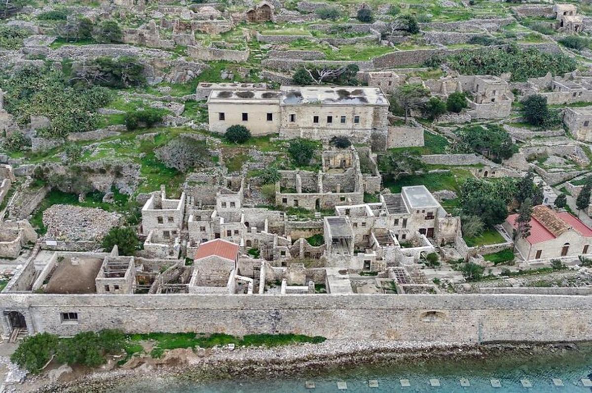 Una vista aérea de un antiguo castillo con un cuerpo de agua.