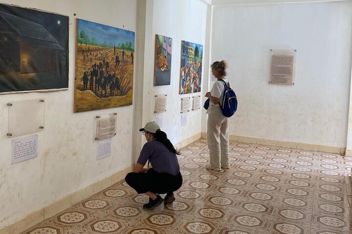 un paio di persone che guardano una mostra in un museo