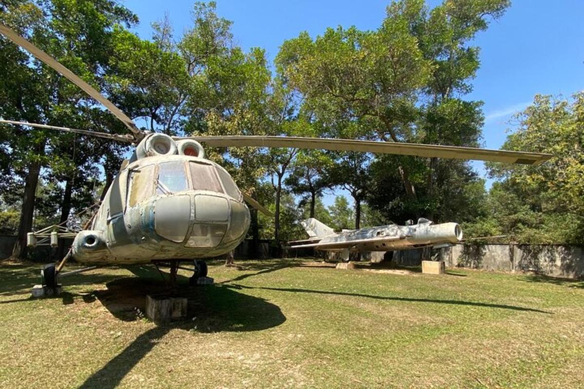 sebuah helikopter duduk di atas rumput di padang