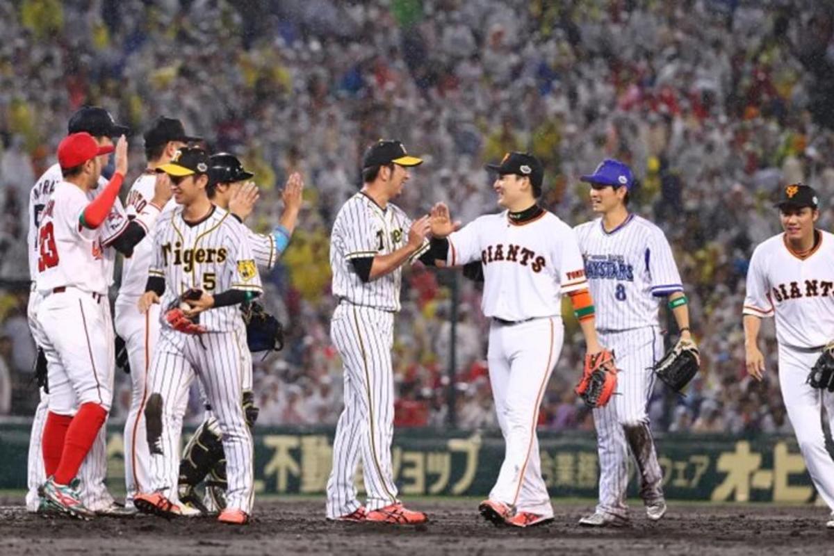 skupina baseballových hráčů stojících na hřišti