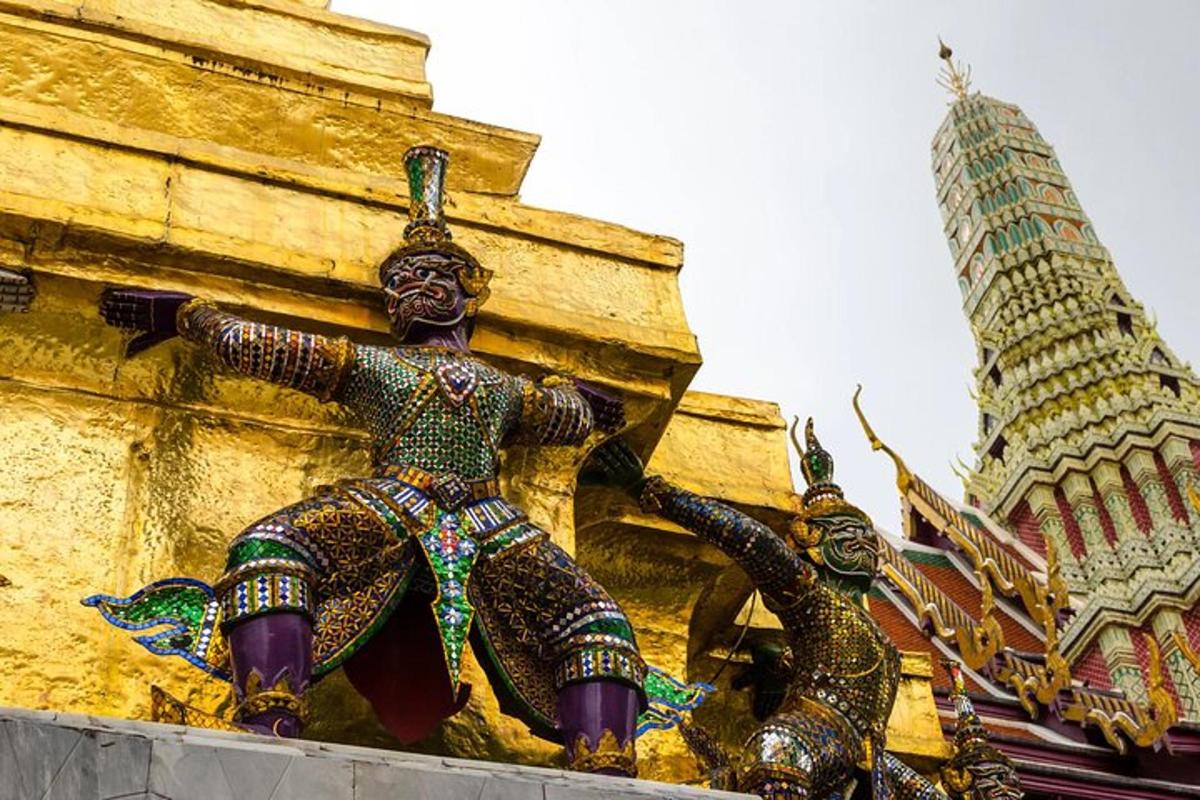 một bức tượng của một người ở bên hông tòa nhà