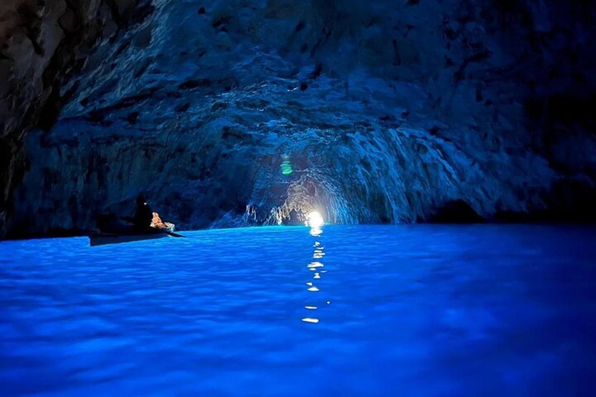 uma pessoa em um caiaque em uma caverna à noite
