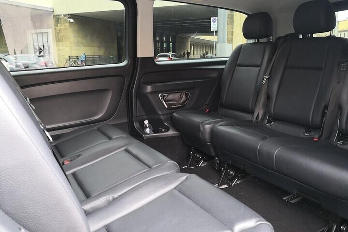 una vista de los asientos traseros de un coche