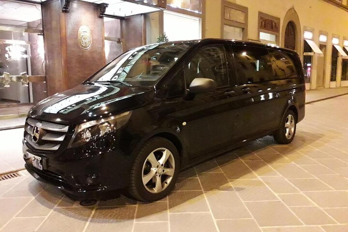 sebuah kereta hitam kecil diletakkan di sebuah bangunan