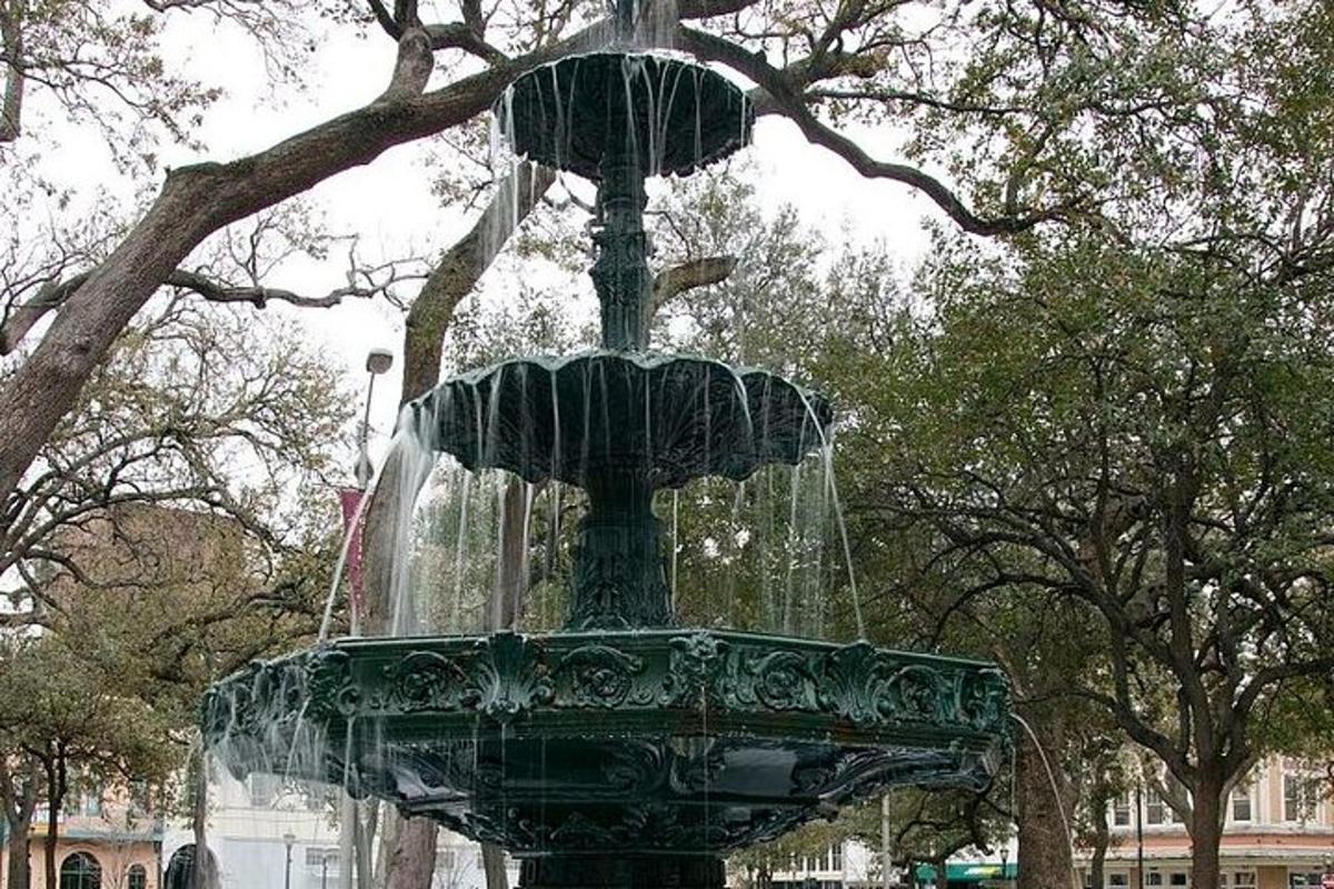 egy zöld szökőkút a park közepén