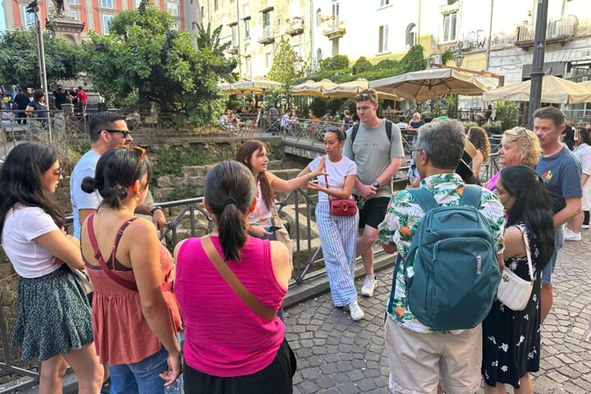 un grup de oameni care stăteau în picioare într-o mulțime