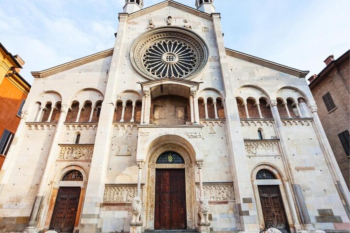 una chiesa con un orologio sulla facciata