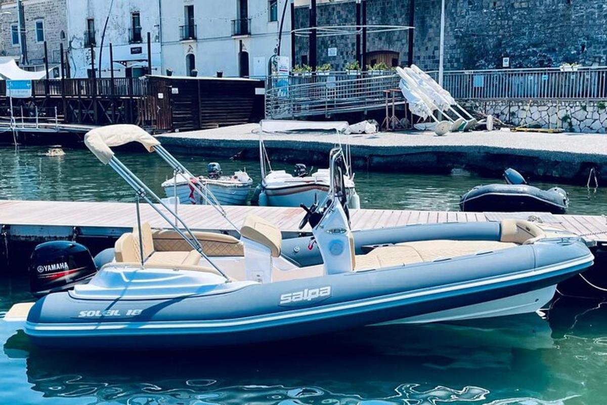 um barco azul está atracado na água