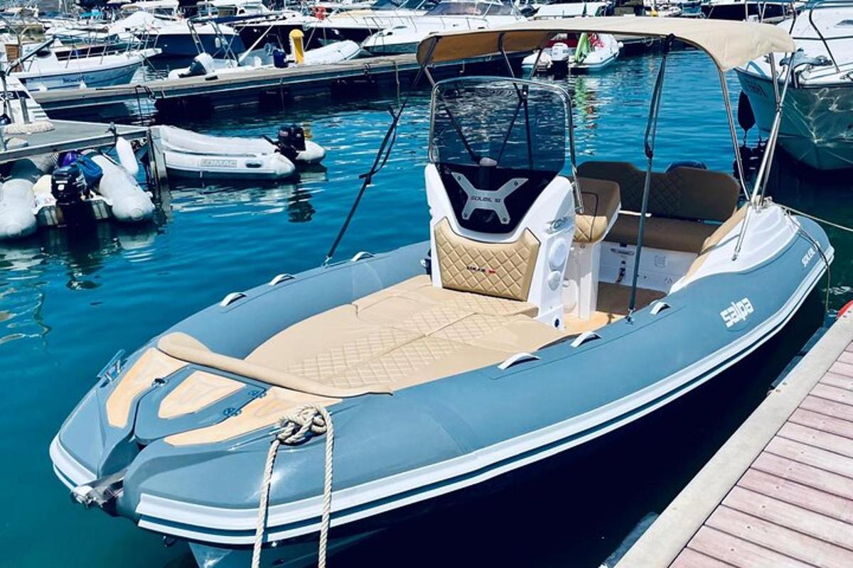 um barco azul e branco estacionado em uma marina