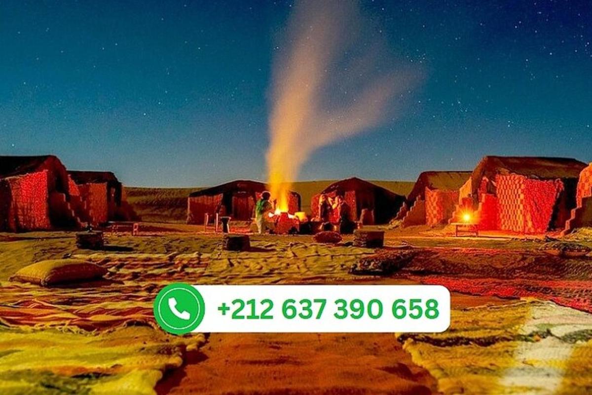 Un cartel en medio de un desierto por la noche.
