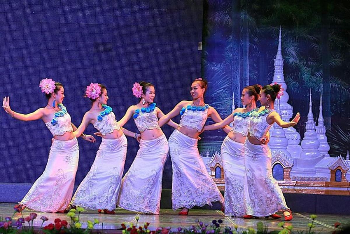 一群女人在舞台上跳舞