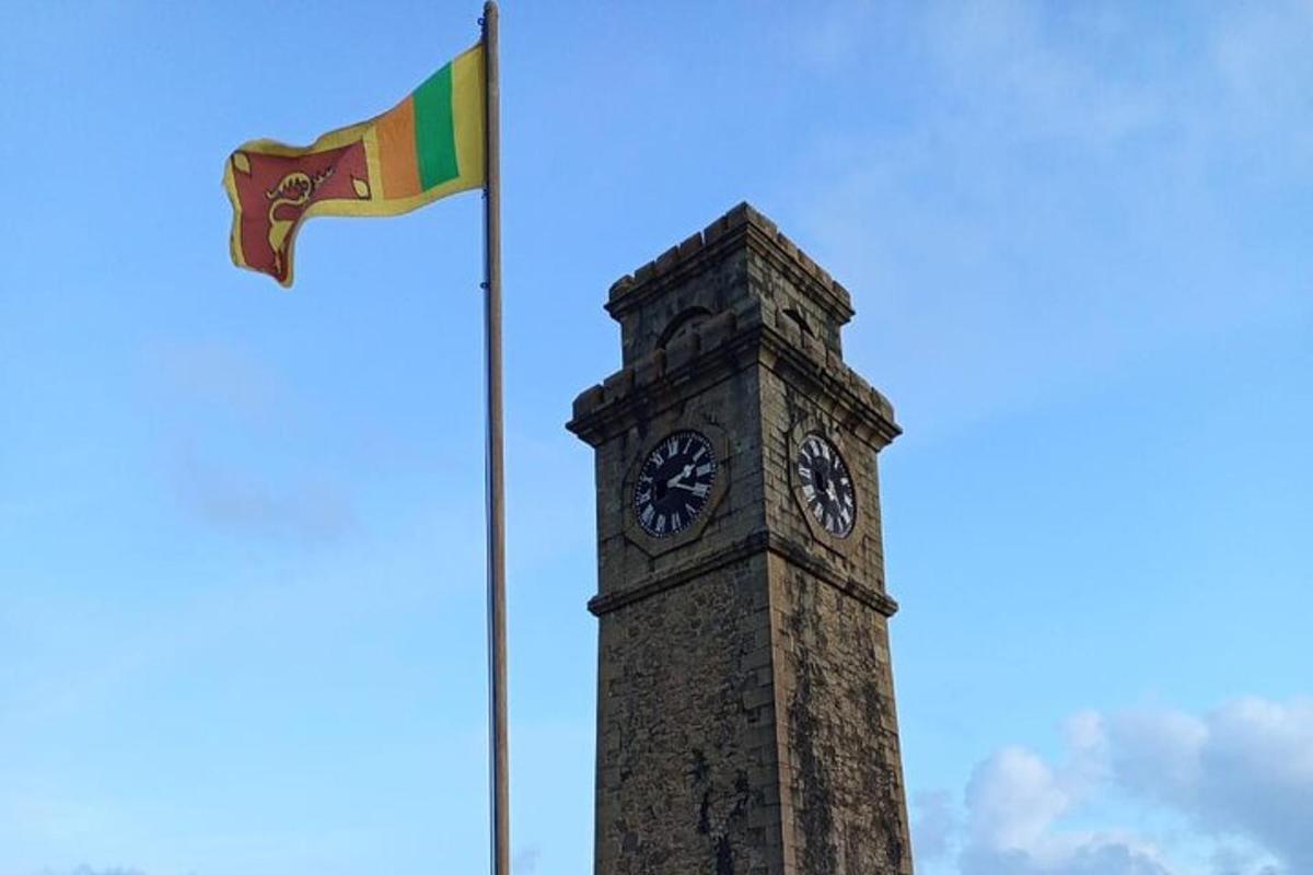 bendera dan menara jam dengan bendera