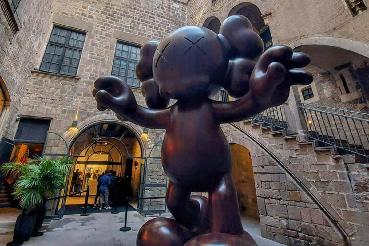 una statua di un orso davanti a un edificio