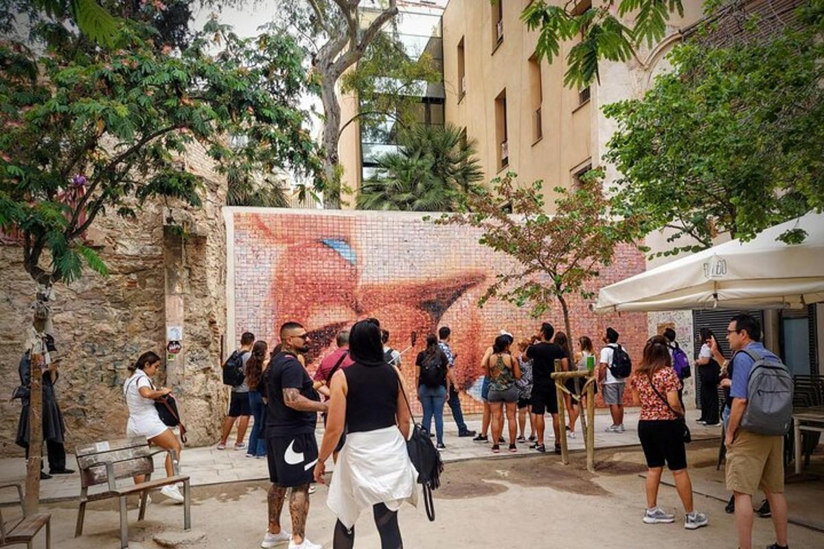 un gruppo di persone in piedi davanti a un muro