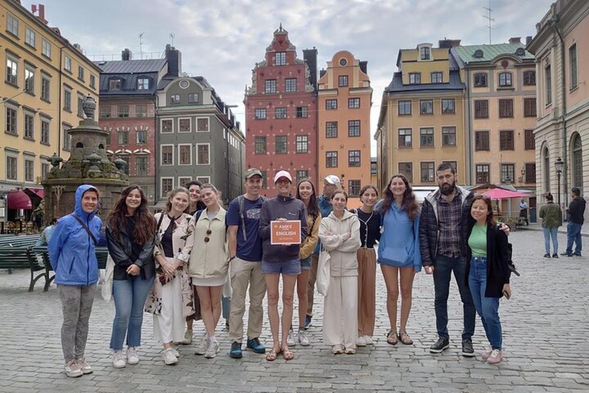 un grup de oameni care pozează pentru o fotografie pe stradă