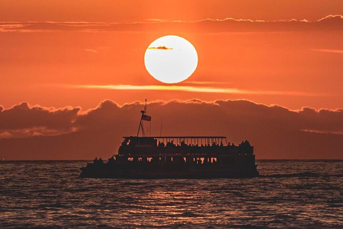 una barca nell'oceano con un tramonto sullo sfondo