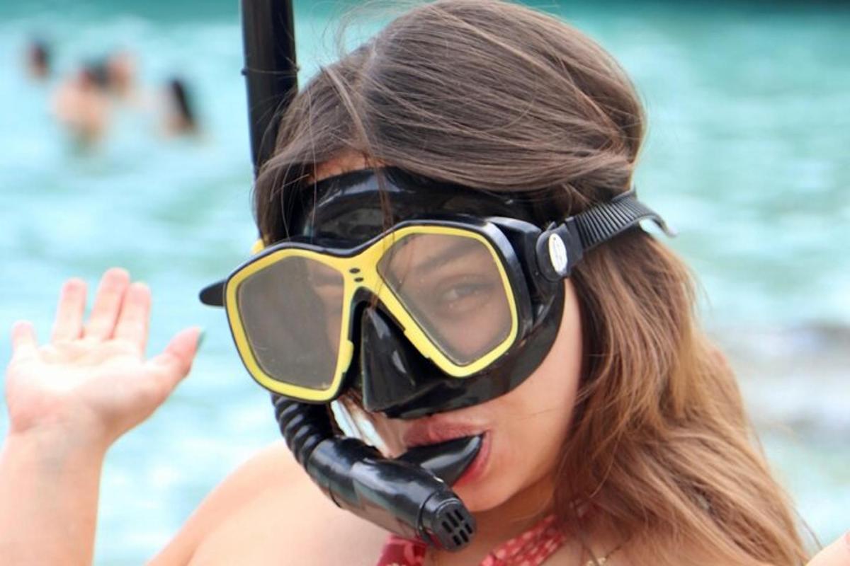 una donna che indossa una maschera antigas e occhiali da sole