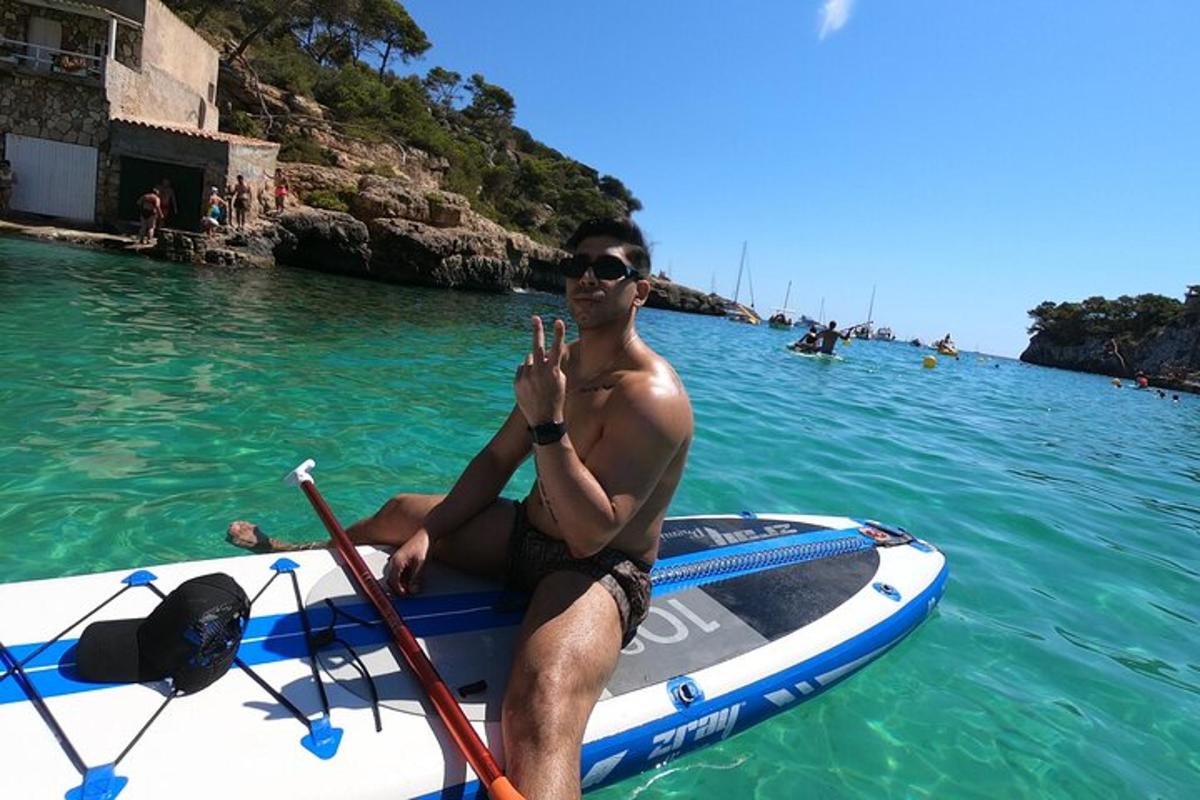 um homem sentado em um barco a remo na água