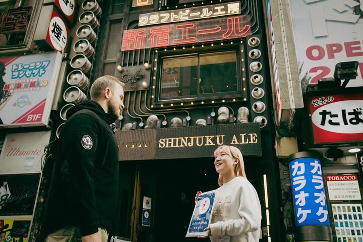 un homme et une femme debout devant un panneau