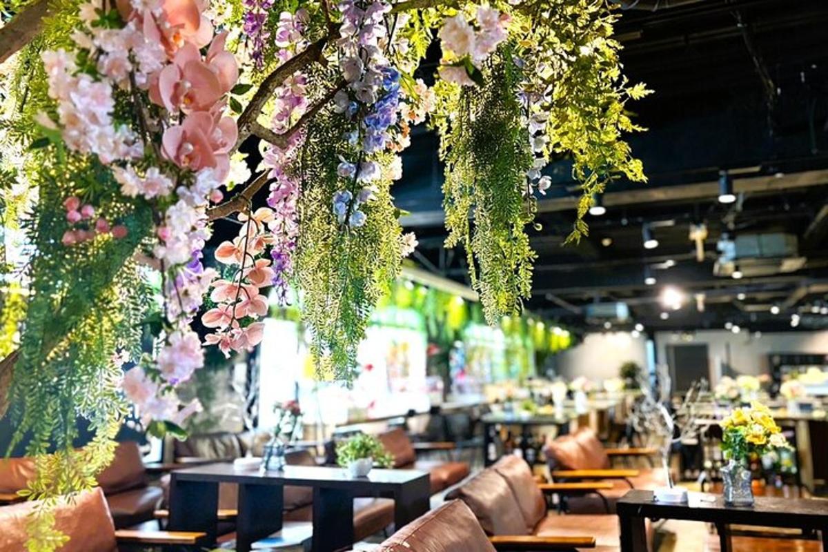 restaurace se stoly a květinami visícími ze stropu