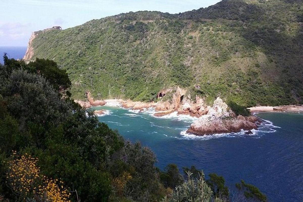 un'isola nell'oceano con una montagna