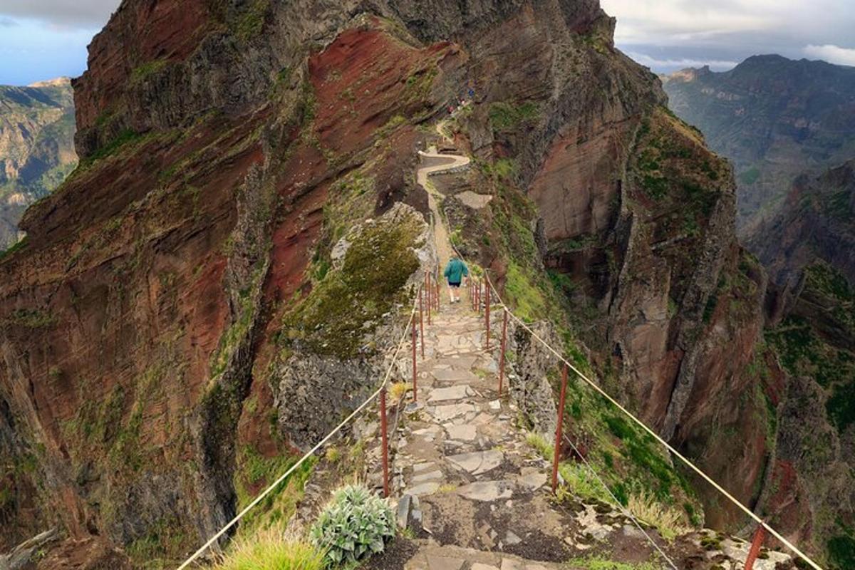 seseorang di atas jambatan gantung di atas gunung