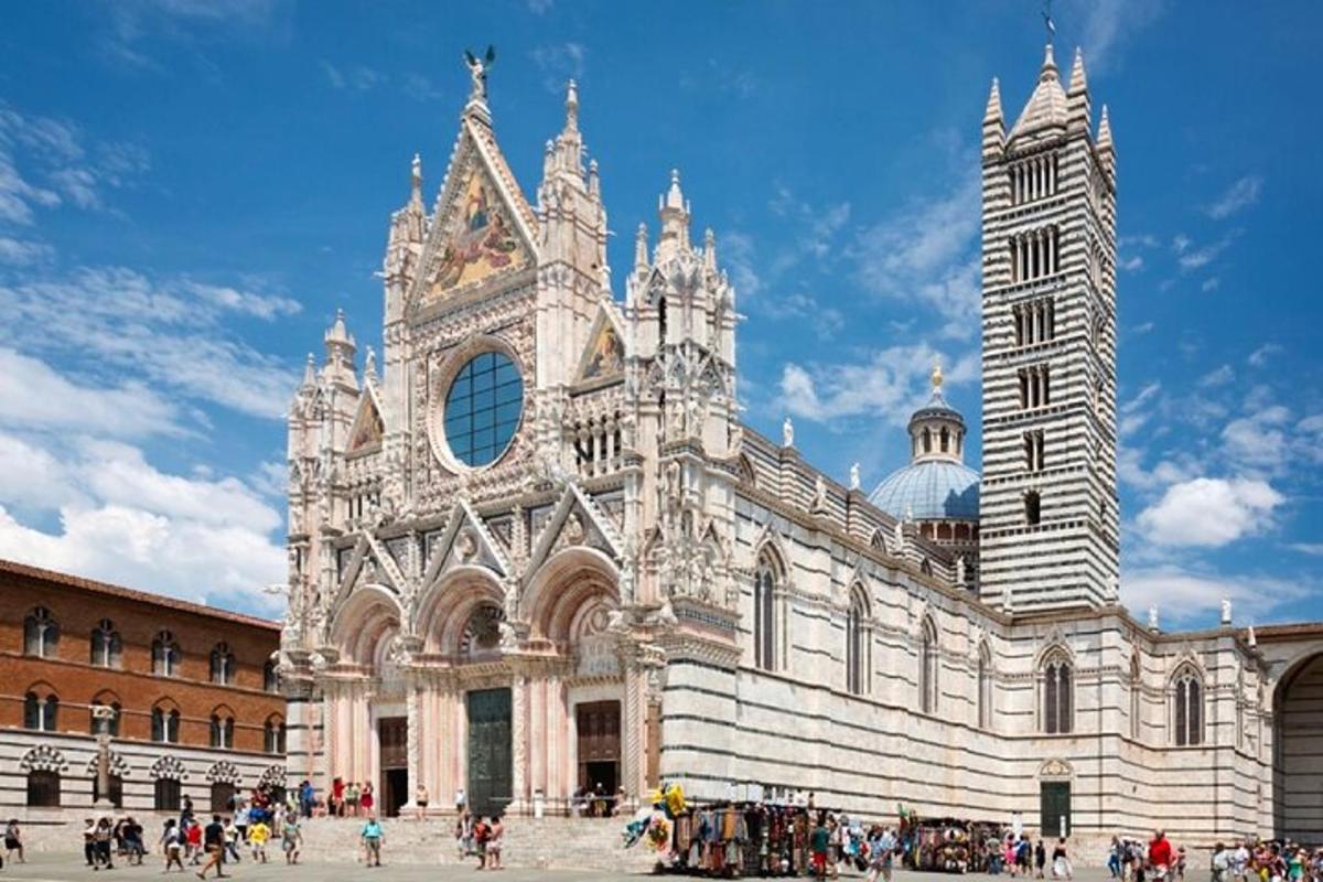 un gran edifici amb una torre de rellotge en una ciutat