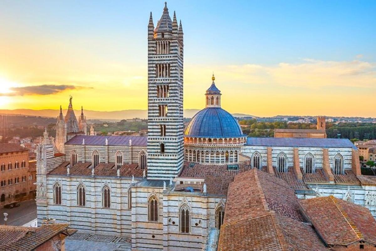 un edifici amb una torre del rellotge a sobre