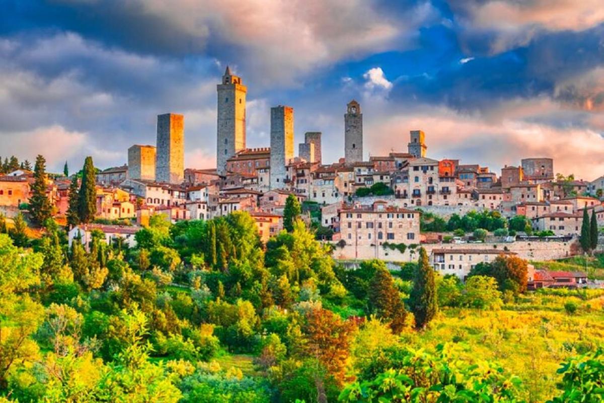 une vue d'une ville avec de grands immeubles et des arbres
