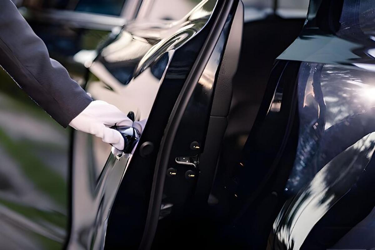 uma pessoa com uma luva branca destrancando a porta de um carro