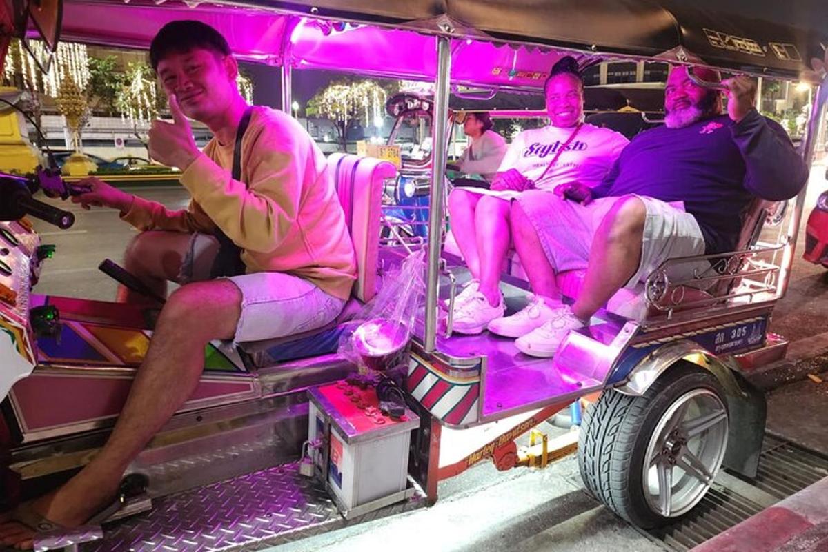 un grup de persones que viatgen en un carro lila