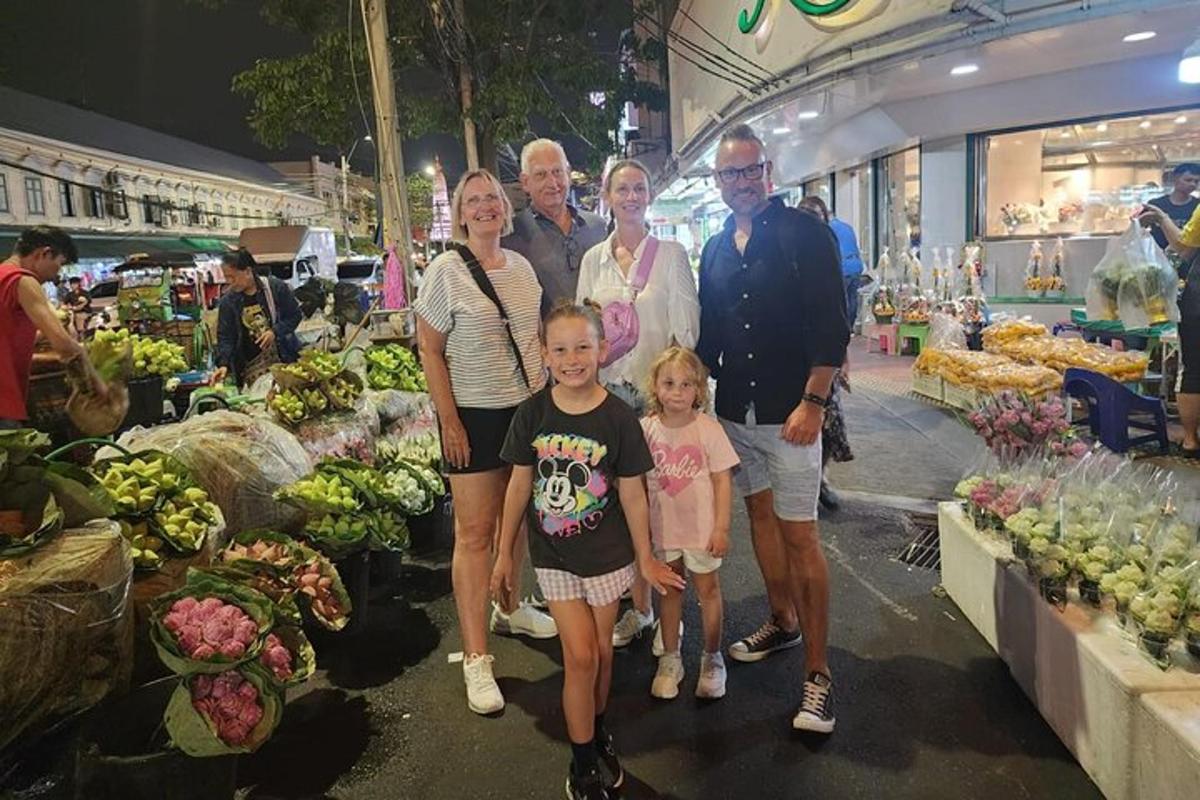 una família posant per a una foto en un mercat de pagès